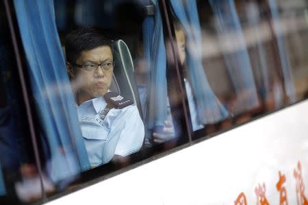 Policemen leave on a bus during a shift change after guarding the entrance to Hong Kong's Chief Executive Leung Chun-ying offices next to the government headquarters in Hong Kong, October 2, 2014. REUTERS/Carlos Barria