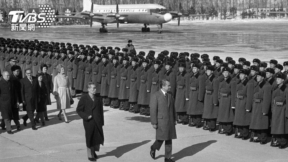 在季辛吉前一年祕密安排下，時任美國總統的尼克森（右下）1972年首次訪問北京。（圖／達志影像美聯社）