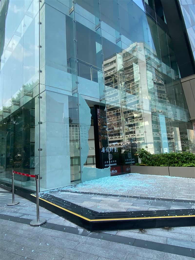 全台地震，SOGO百貨敦化店玻璃碎裂。（圖／翻攝畫面）