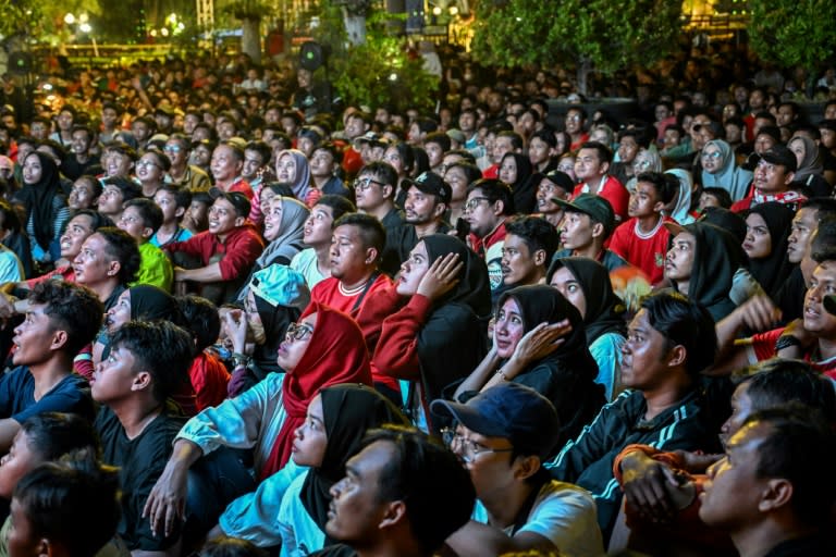 Indonesian football fans watch the semi-final match against Uzbekistan (JUNI KRISWANTO)