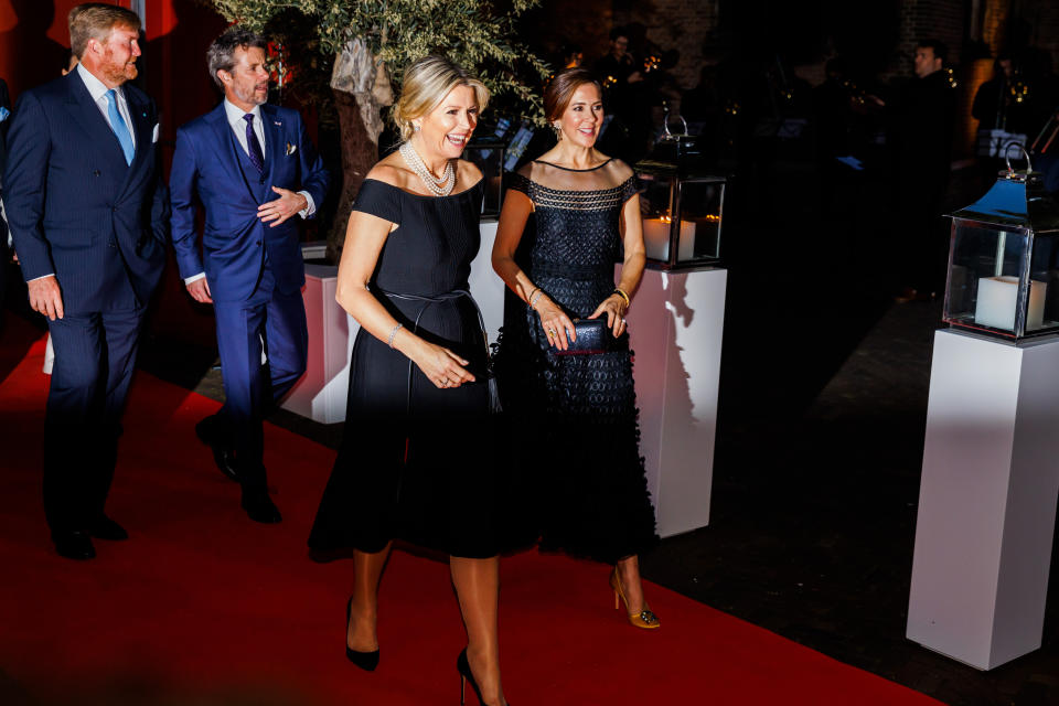 <p>Ambas <em>royals </em>dieron una lección de elegancia con sus looks. Máxima de Holanda se decantó por un vestido <em>midi </em>negro de Carolina Herrera, que combinó con un cinturón de la misma firma y unos salones de Gianvito Rossi. (Foto: Patrick van Katwijk / Getty Images)</p> 