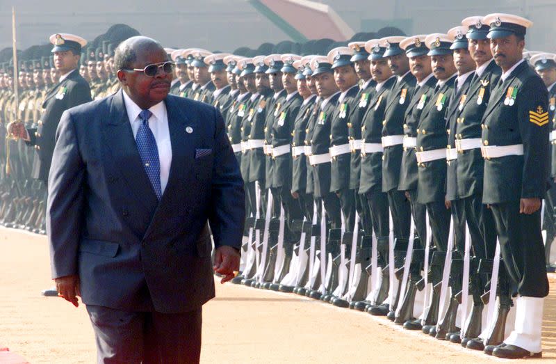 FILE PHOTO: Tanzanian President Benjamin Mkapa inspects the guard of honour during the welcoming ceremony at the presidential palace in New Delhi, India