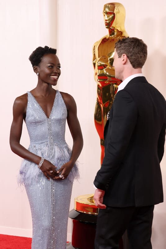 Lupita Nyong’o y Joshua Jackson en los Oscar 2024