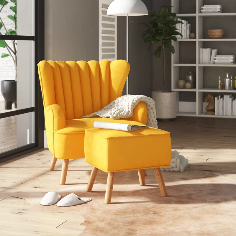 Beine hochlegen und entspannen. Mit diesem Ohrensessel kein Problem. (Foto: Wayfair) 