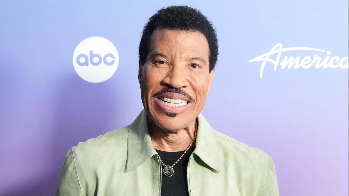 Lionel Richie Debunks Plastic Surgery Rumors Credits “water Sleep And Sex” For Youthful Glow 