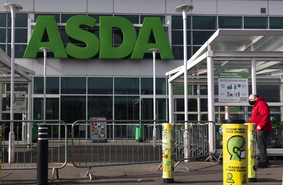 <p>A man wearing a mask as a preventive measure against the spread of covid-19 outside Asda supermarket in Wales, UK. Eight more people have died with coronavirus in Wales and the overall infection rate has risen slightly. (Photo by May James / SOPA Images/Sipa USA)</p>
