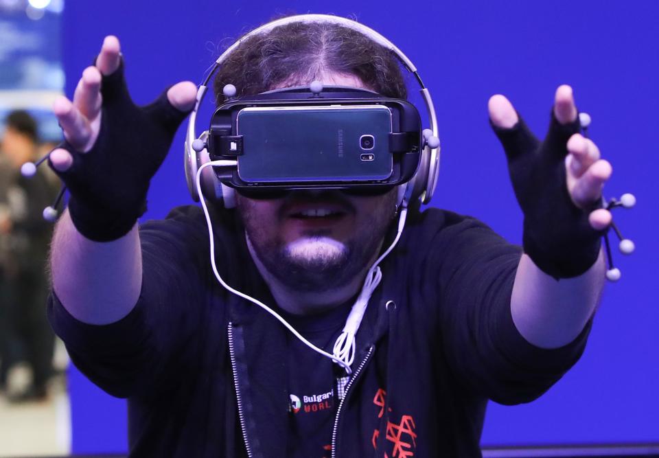 <p>Samsung stellte in Barcelona eine neue Version der Virtual-Reality-Brille Gear VR vor. Das Geschehen in den virtuellen Welten lässt sich nun erstmals per kabellosem Controller lenken. Im Bereich Smartphone gab es von dem koreanischen Konzern nach dem verheerenden Debakel mit dem Galaxy Note 7, das wegen Feuergefahr komplett vom Markt genommen wurde, keine Neuigkeiten. Samsung kündigte allerdings für 29. März ein neues Smartphone an. (Bild: dpa) </p>