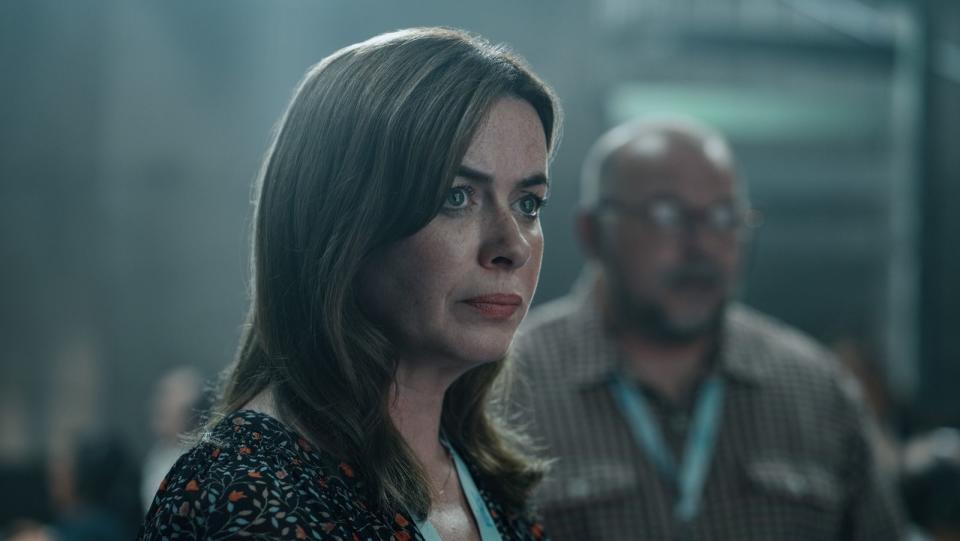 Alice (Eve Myles) von der Flugsicherheit traut der vermeintlichen Entwarnung bei dem gekaperten Flugzeug nicht. (Bild: Apple)