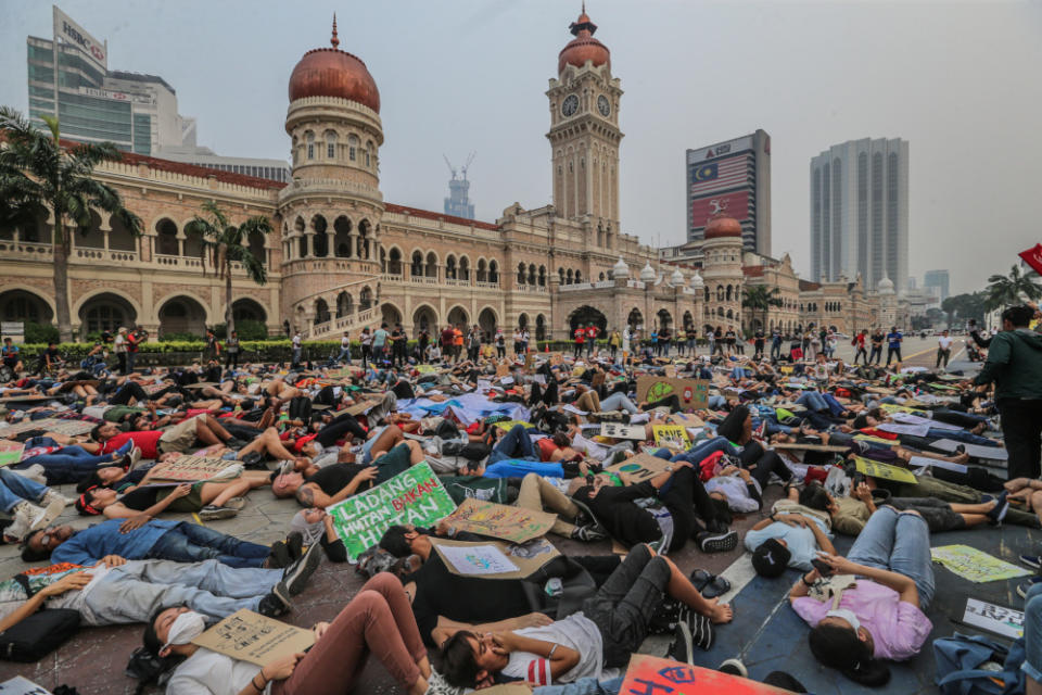 Protesters lying on the ground to show solidarity during the Global Climate Strike in Kuala Lumpur, September 20, 2019. — Picture by Firdaus Latif