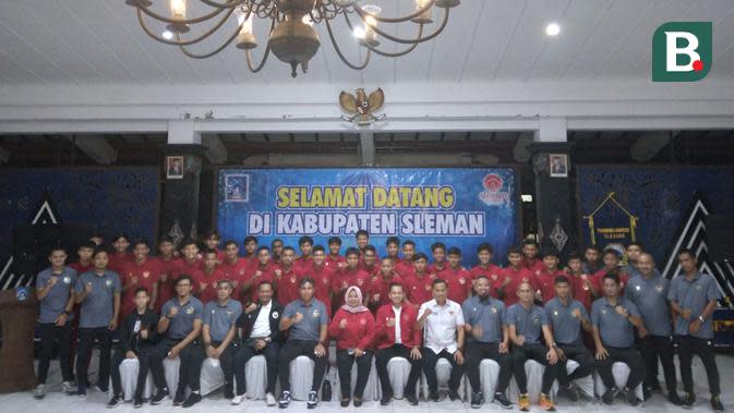 Skuad Timnas Indonesia U-16 beserta pelatih berfoto bersama dengan Bupati Sleman, Kustini serta para stakeholder sepak bola DIY di Rumah Dinas Bupati Sleman, Selasa (12/7/2022) (Bola.com/Hery Kurniawan)