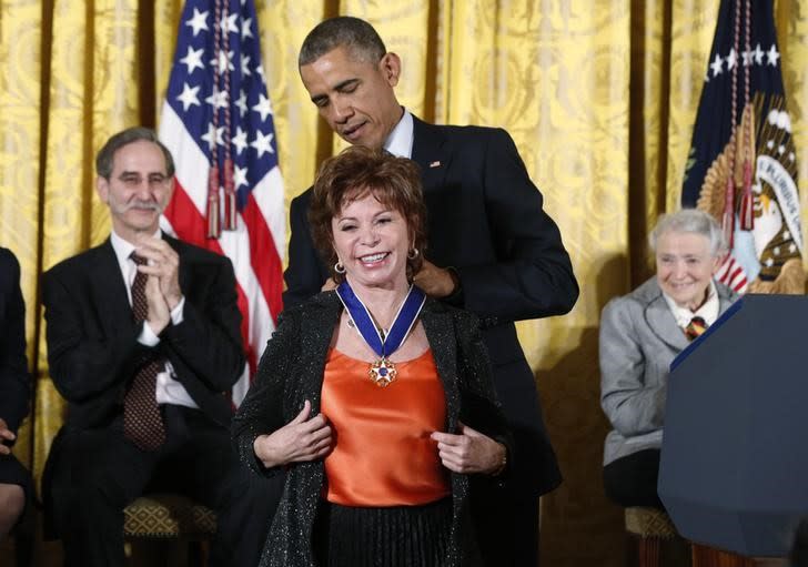 FOTO DE ARCHIVO. El presidente de Estados Unidos, Barack Obama, entrega la Medalla Presidencial de la Libertad a la escritora chilena Isabel Allende durante una ceremonia en la Casa Blanca en Washington, Estados Unidos