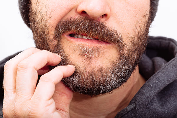 Las barbas no crecen de la noche a la mañana, así que prepárate para verla crecer por un buen tiempo. Foto: Mima Foto/EyeEm/Getty Images