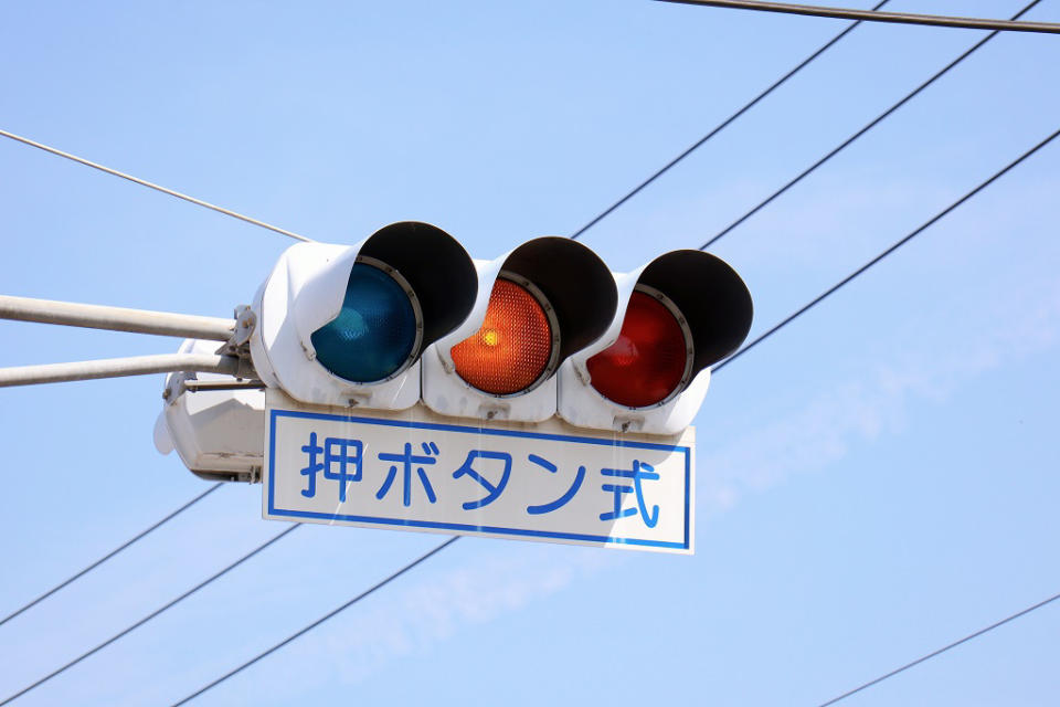 日前日本也曾發生一處路口的紅綠燈故障，導致3個顏色的燈同時亮起。（示意圖／達志影像）