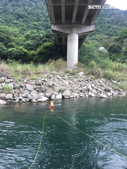 新竹內灣橋下傳出2名高中生溺水。（圖／翻攝畫面）