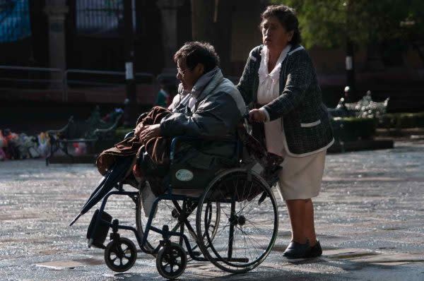 Mientras mujeres dedican jornadas completas a tareas de cuidado, servicios estatales para personas mayores y con discapacidad no llegan a más de la mitad de municipios del país | Foto: Cuartoscuro