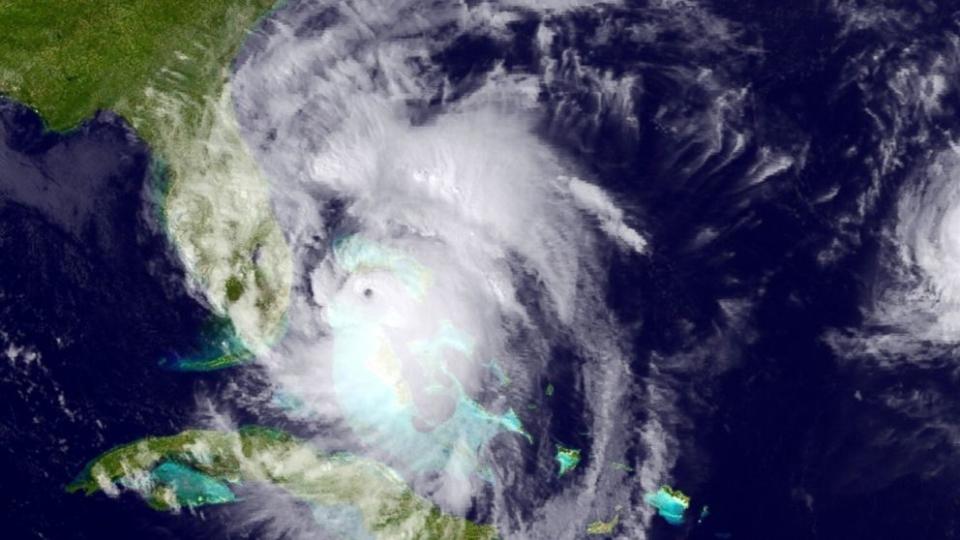 Vista satelital del huracán sobre la costa este de la Florida. (NOAA)