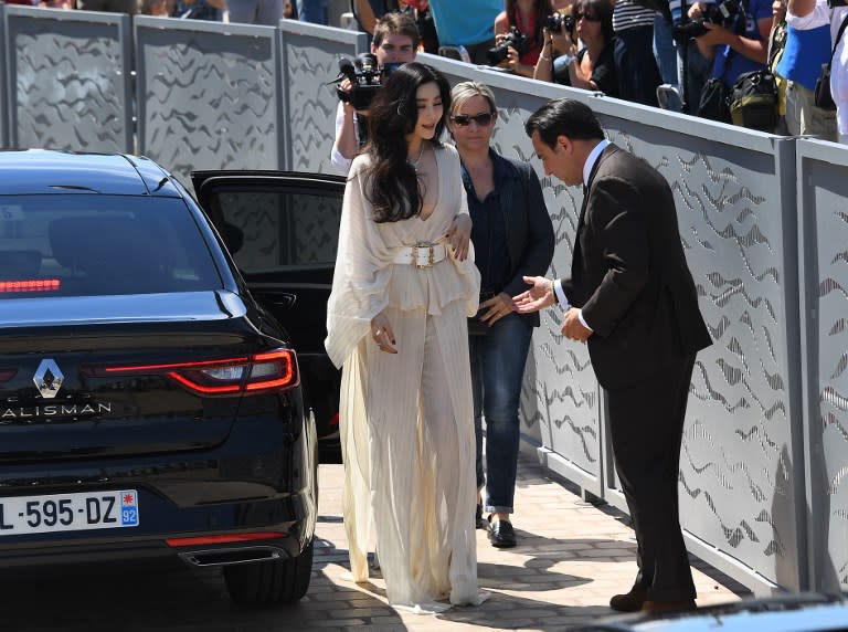 <p>L’actrice Fan Bingbing voluptueuse dans ses apparats crèmes. (crédit AFP) </p>