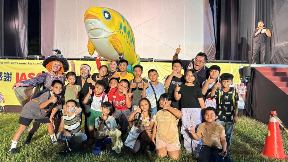 三地門鄉賽嘉國小學生欣賞紙風車劇團《雞城故事》後留下紀念照。（紙風車文教基金會提供）