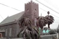 <p>L'île de Saint-Vincent était couverte de cendres samedi, et l'air saturé de soufre, au lendemain d'une série d'éruptions volcaniques qui ont imposé l'évacuation dans la panique de milliers d'habitants de ce territoire des Petites Antilles. </p>