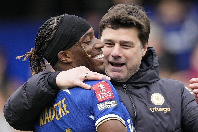 La alegría del DT Mauricio Pochettino con Noni Madueke el autor del 4-2 de Chelsea ante Leicester