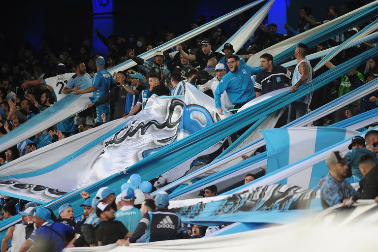 Los hinchas de Racing, fastidiosos por el presente del equipo, cantaron por Diego Milito en la derrota ante Platense por 1-0