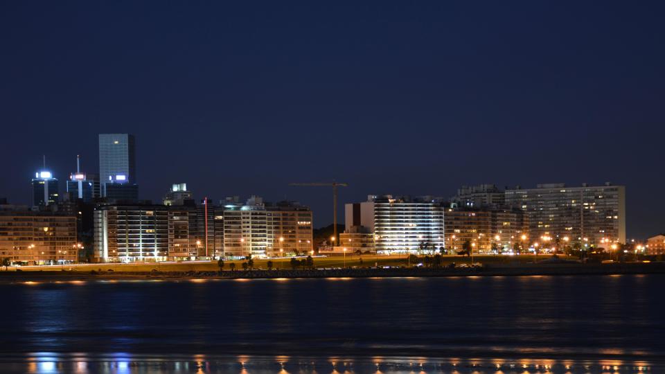 Vista nocturna de Montevideo