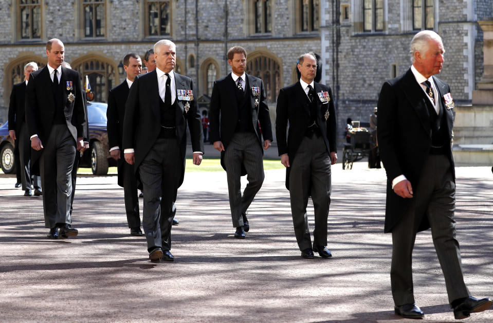 Prinz William, Prinz Andrew, Prinz Harry, Prinz Edward und Prinz Charles gehen hinter dem Sarg. (Bild: dpa)