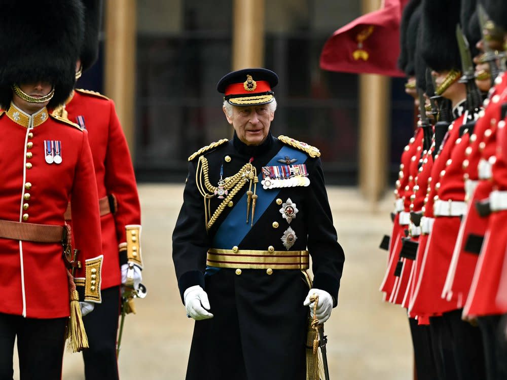 König Charles III. und die Kompanien Irish Guards während der Zeremonie auf Schloss Windsor. (Bild: imago/i Images)