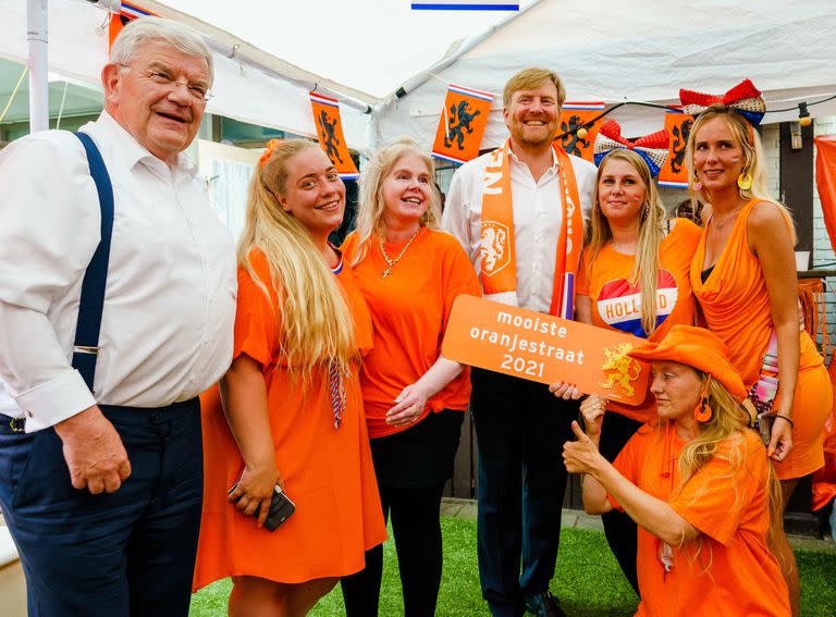 El rey Guillermo Alejandro en La Haya, en una foto con algunos simpatizantes en plena ebullición por la Eurocopa