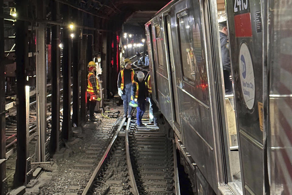 美國紐約市地下鐵4日發生兩列車擦撞出軌事故，導致24人受傷，3條地鐵線服務嚴重中斷。（NYC Emergency Management/美聯社）