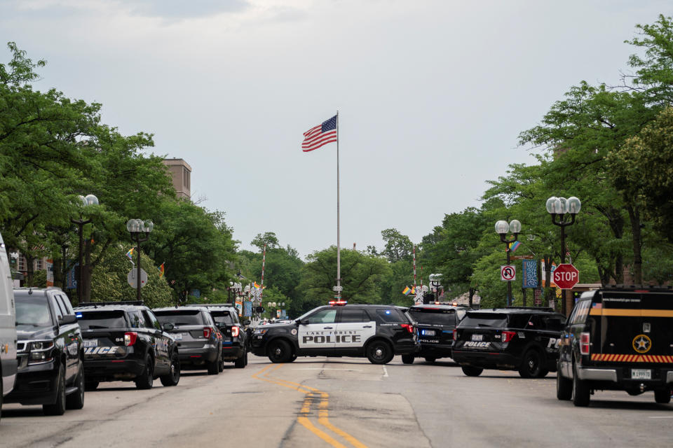 A polícia prendeu um suspeito de ter atirado contra centenas de pessoas que estavam assistindo ao desfile de 4 de julho em Highland Park, próximo a Chicago, no estado de Illinois. REUTERS/Max Herman