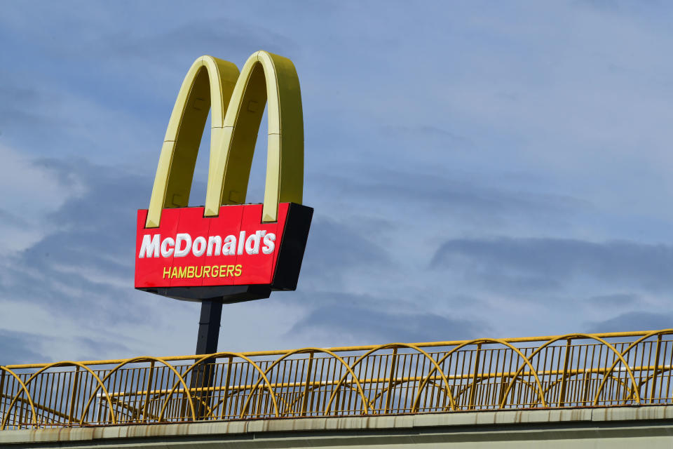 – 18 julio 1984.- Oliver Humberty, veterano de Vietnam, asesina a tiros a 22 personas en un restaurante de McDonald’s en San Diego (California), antes de ser abatido por la policía.