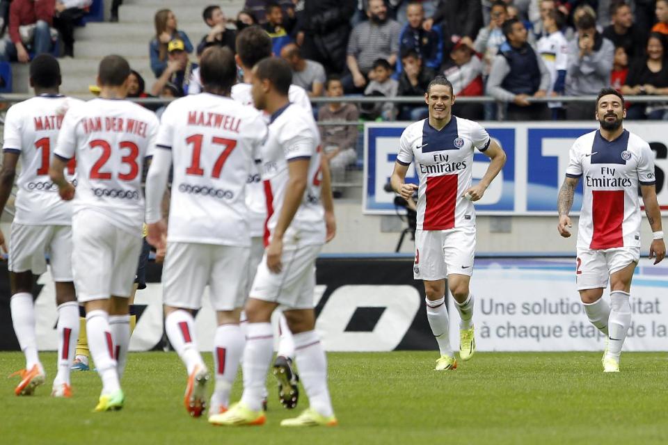 Paris Saint Germain's Edinson Roberto Cavani, second right, celebrates after he scored a goal against Sochaux during their French League One soccer match in Sochaux, eastern France, Sunday, April 27, 2014. (AP Photo/Laurent Cipriani)