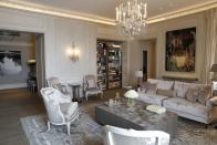 <p>In Paris kann man in einer von Karl Lagerfeld designten Suite wohnen. Eigentlich werden die Appartements separat vermietet, doch wer besonders tief in die Tasche greift, kann die beiden Locations zu einer großen machen lassen. Im Preis inbegriffen sind eine private Bar und ein Butler. (Foto: Getty) </p>