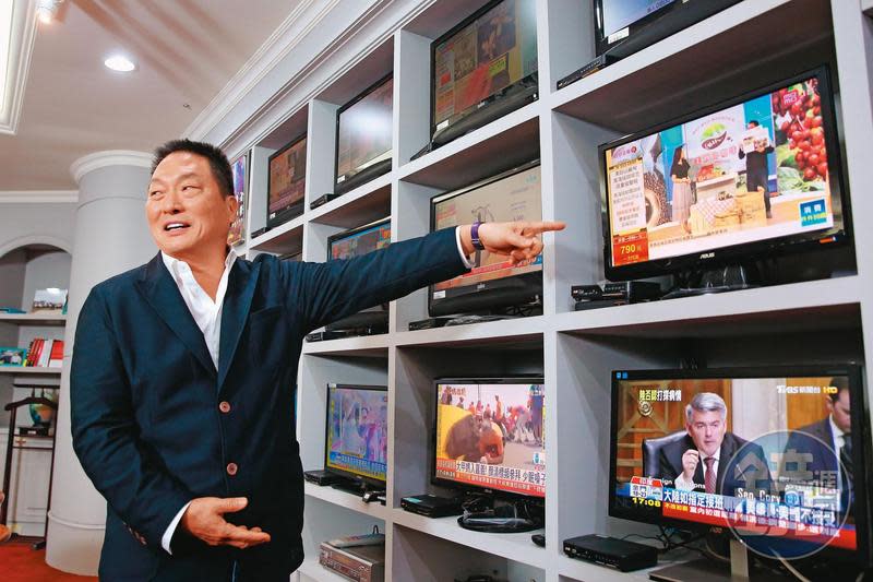 王令麟由電視起家，事業版圖跨及購物及直銷。