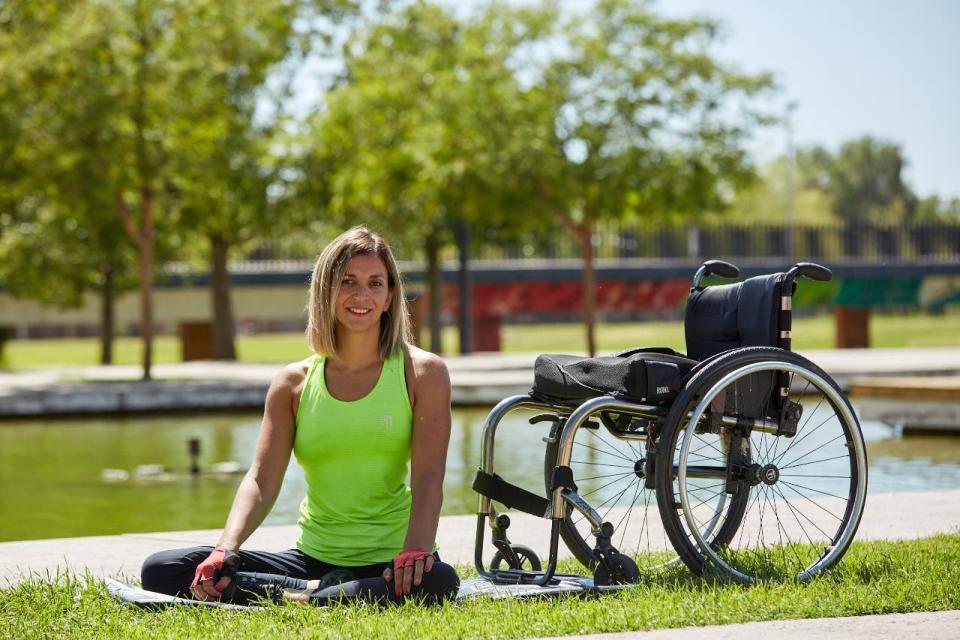 Natalia tiene 37 años y es una profesional en informática que se desarrolla en el negocio de las "start up". A los 16 años, un accidente automovilístico en la ruta la dejó en silla de ruedas, luego de quebrarse la columna vertebral, con una lesión medular T7-8. Pero, no bajó los brazos