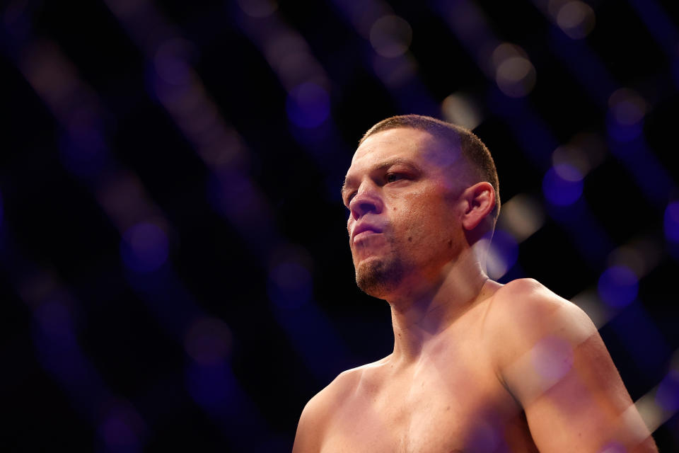 GLENDALE, ARIZONA - 12 DE JUNIO: Nate Diaz se prepara para pelear contra Leon Edwards de Jamaica durante su partido de peso welter UFC 263 en Gila River Arena el 12 de junio de 2021 en Glendale, Arizona.