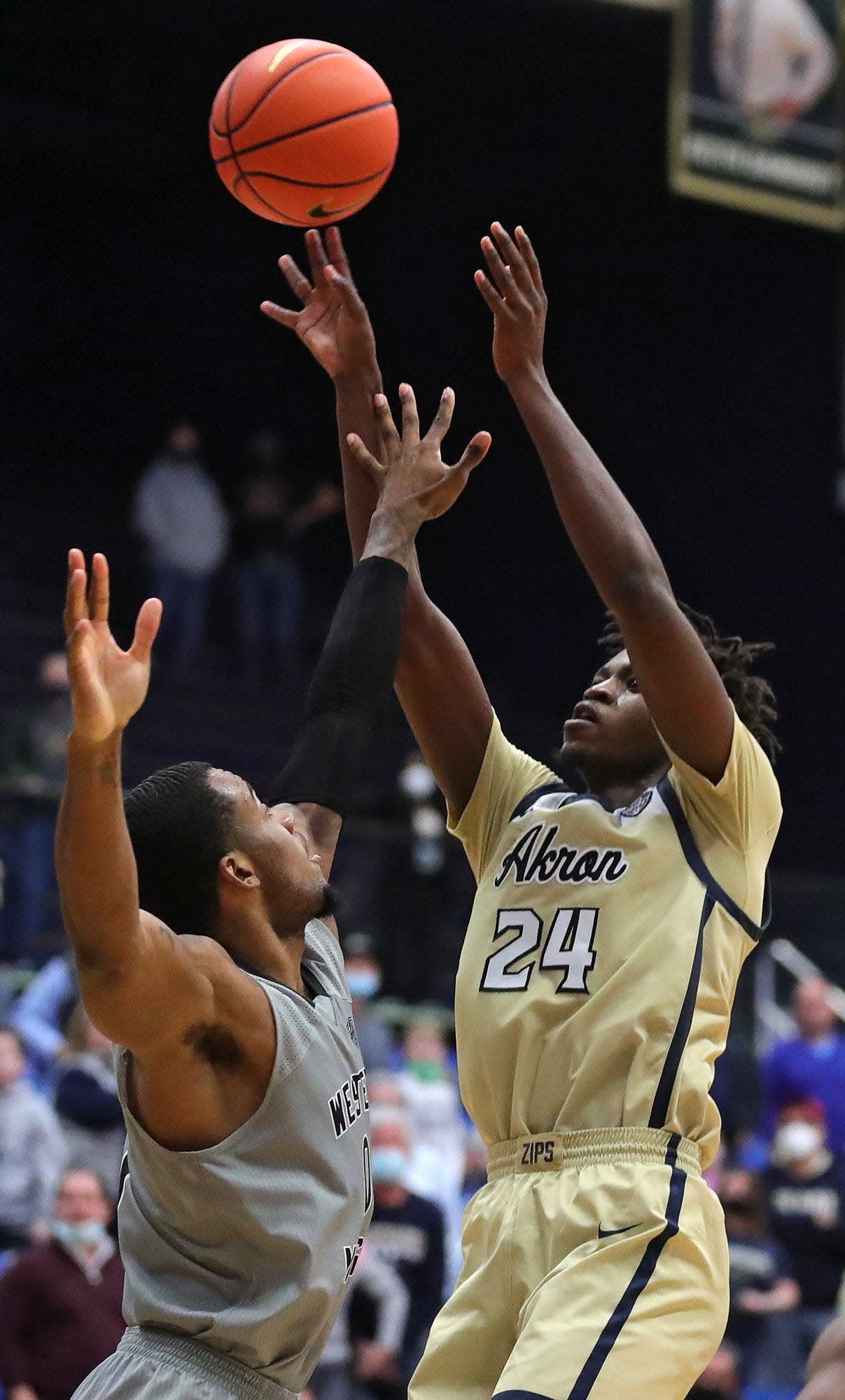 University of Akron forward Ali Ali (24) shoots a game-winning jump in the final seconds of a victory over Western Michigan. [Jeff Lange/Beacon Journal]