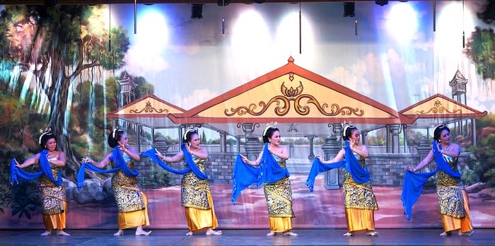 Experienced dancers: Presently, up to five generations have joined Wayang Orang Bharata. This is one reason why they have made great performers. (