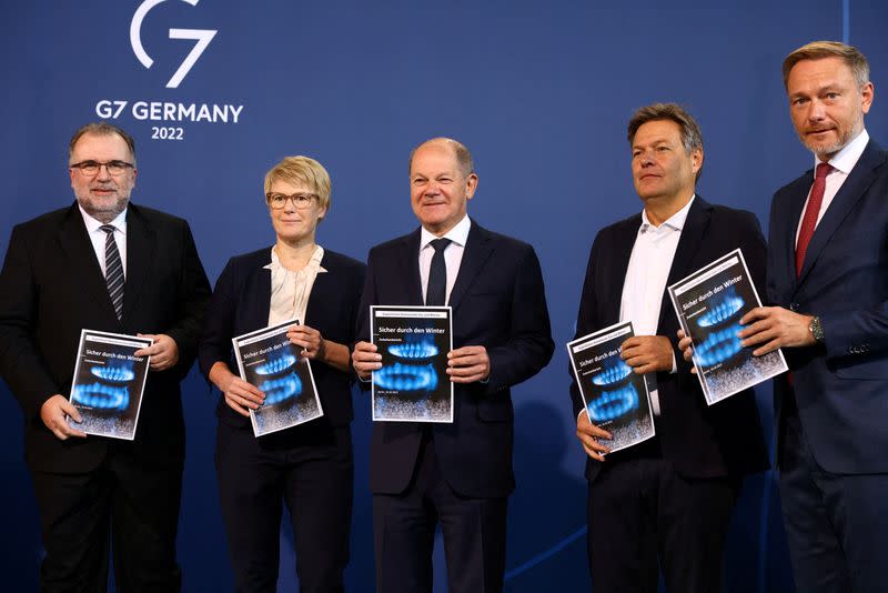 Chancellor Scholz receives energy report from independent commission in Berlin