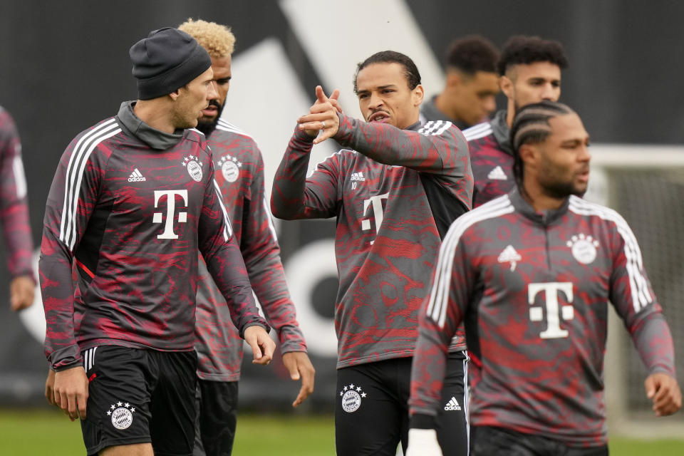 Leon Goretzka (izquierda) del Bayern Múnich escucha a Leroy Sane durante un entrenamiento previo al partido contra Viktoria Plzen en la Liga de Campeones, el lunes 3 de octubre de 2022. (AP Foto/Matthias Schrader)