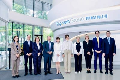 Ms Jane Sun, CEO of Trip.com Group (fifth from left), welcomed the Italian delegation, led by Italy’s Minister of Tourism, Ms Daniela Santanchè (fifth from right), at the Trip.com Group headquarters in Shanghai. (PRNewsfoto/Trip.com Group)