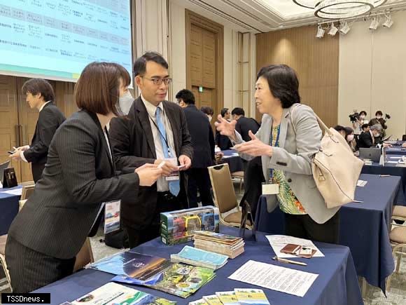 南投縣府觀光處黃山科長前進東京配合台灣觀光協會辦理觀光旅遊推廣會。(南投縣府提供)