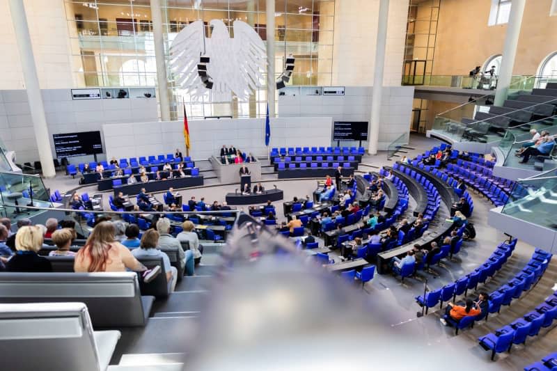 The plenary session of the German Bundestag. The agenda for the 170th session of the 20th legislative period includes deliberations on the Fourth Bureaucracy Relief Act, the fight against political Islam and economic relations with China. Christoph Soeder/dpa
