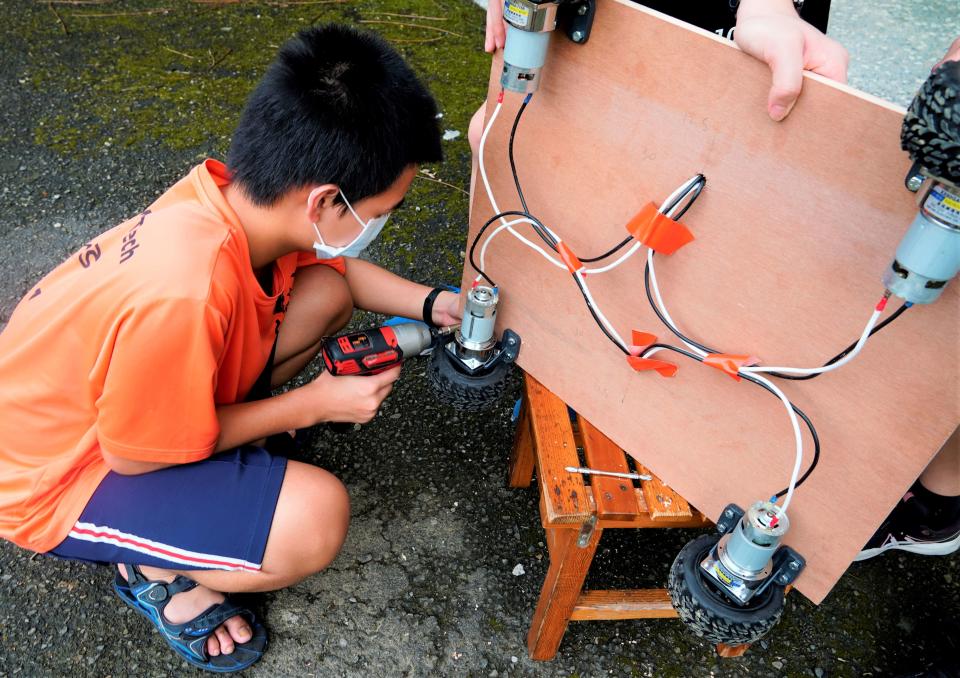 蘆洲國中學生製作滑車連接馬達與主板圖