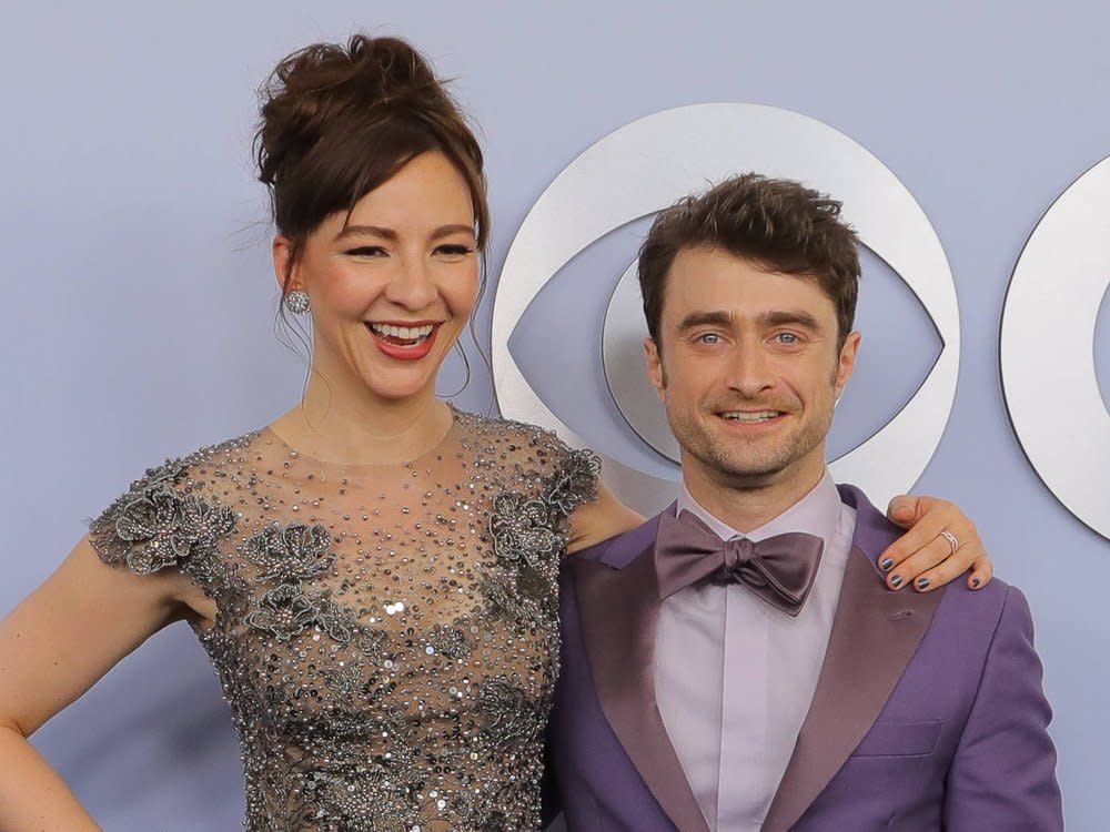 Seltener Auftritt: Erin Darke und Daniel Radcliffe strahlen am 16. Juni für die Fotografen im Lincoln Center in New York City. (Bild: IMAGO/UPI Photo)