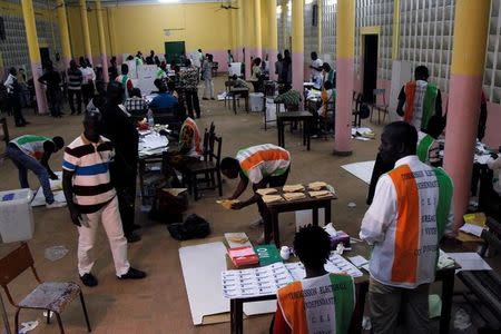 Polling agents count ballots at a polling station during the referendum for a new constitution, in Abidjan, Ivory Coast October 30, 2016. REUTERS/Luc Gnago