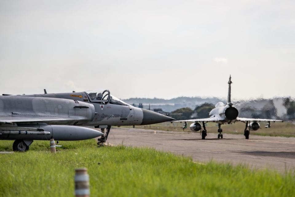 漢光首日，空軍幻象戰機從新竹起飛到花蓮佳山基地進行戰力保存。軍聞社
