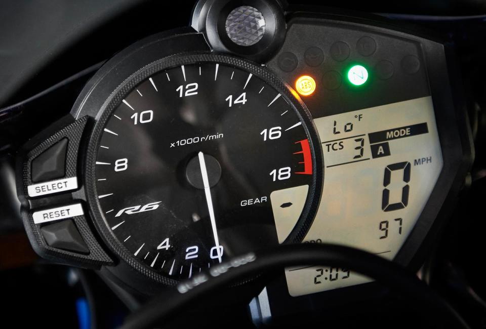 【硬派風格的類比轉速表】大顆又容易看清楚的類比轉速表，在賽道騎乘時非常實用。轉速錶的旁邊則設置了能夠顯示時速表等等功能的液晶螢幕。