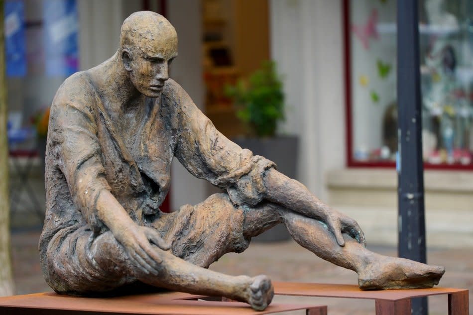 Estatua de un hombre sentado, un analogía bastante acertada de un paciente de AAD a la espera de estímulos. (Imagen CC vista en Pixy.org).